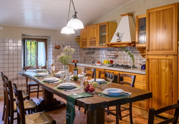 Open-plan living room with kitchen on the ground floor – Villa Valgiorgia