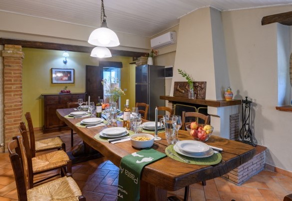 Open-plan living room with kitchen on the ground floor – Villa Valgiorgia