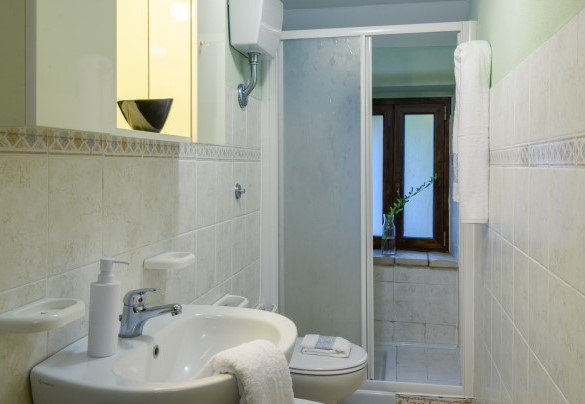 Bathroom with shower no. 2 on the ground floor - Villa Valgiorgia