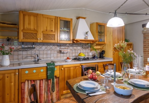 Kitchen with dining table on the ground floor – Villa Valgiorgia