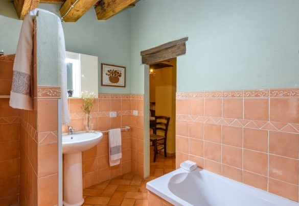 Bathroom with bathtub and shower no. 1, ground floor – Villa Valgiorgia