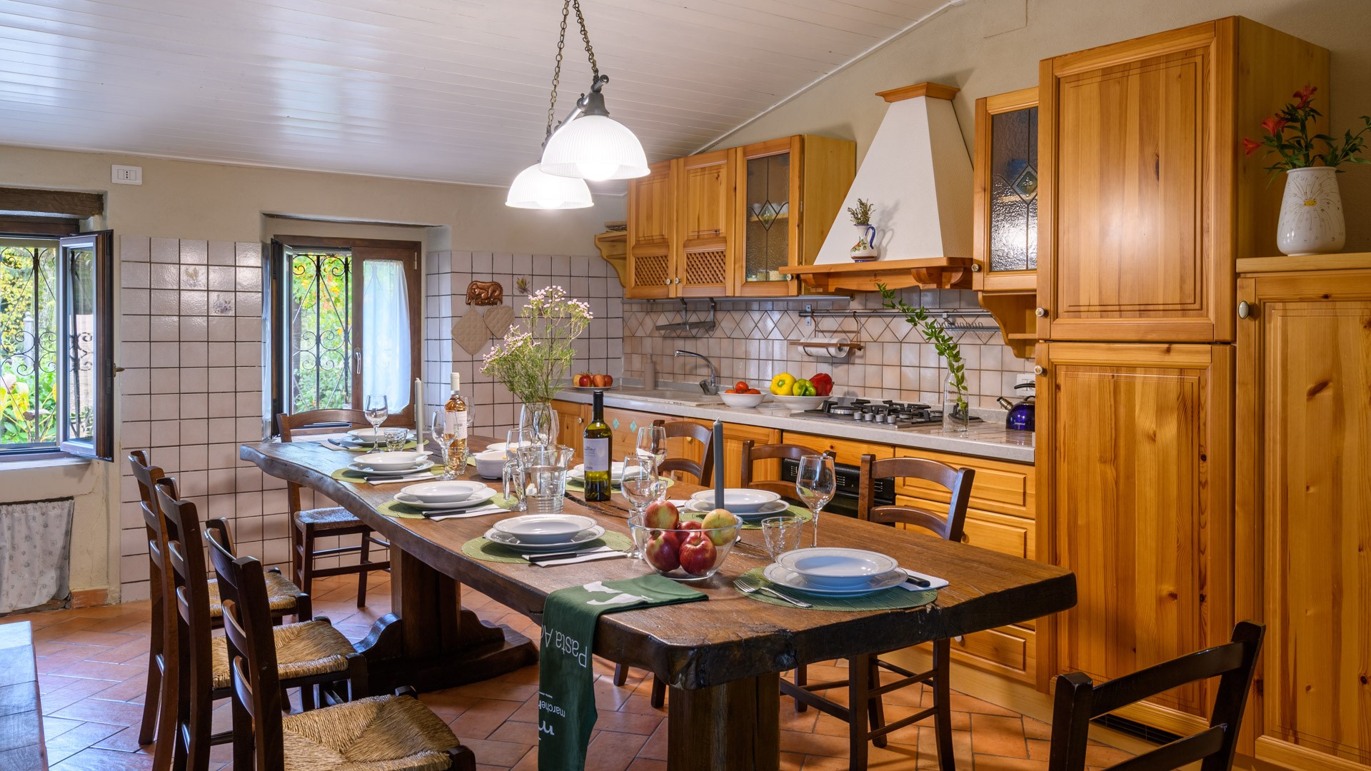 Open-plan living room with kitchen on the ground floor – Villa Valgiorgia